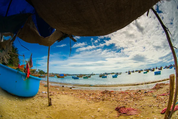 Un sacco di barche sul mare, pesca nel villaggio di pesci, mui ne, Vietnam — Foto Stock