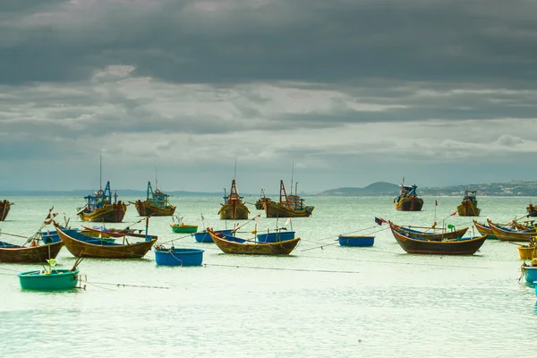 Muitos barcos no mar, pescando na vila de peixes, mui ne, vietnam — Fotografia de Stock