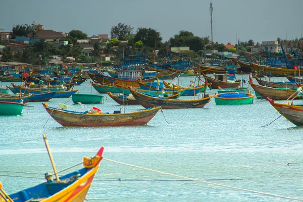 Beaucoup de bateaux sur la mer, pêche dans le village de poissons, mui ne, vietnam — Photo