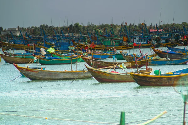 O mulțime de bărci pe mare, pescuind în sat de pește, mui ne, vietnam — Fotografie, imagine de stoc