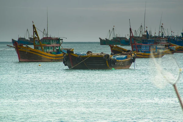 Muitos barcos no mar, pescando na vila de peixes, mui ne, vietnam — Fotografia de Stock