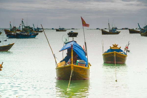 Muitos barcos no mar, pescando na vila de peixes, mui ne, vietnam — Fotografia de Stock