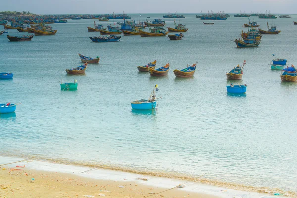 Muitos barcos no mar, pescando na vila de peixes, mui ne, vietnam — Fotografia de Stock