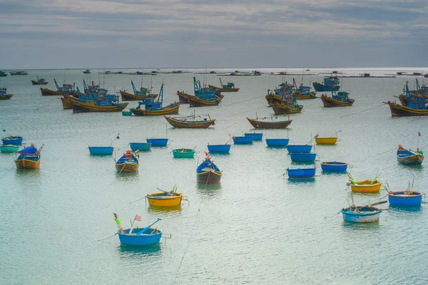 Beaucoup de bateaux sur la mer, pêche dans le village de poissons, mui ne, vietnam — Photo