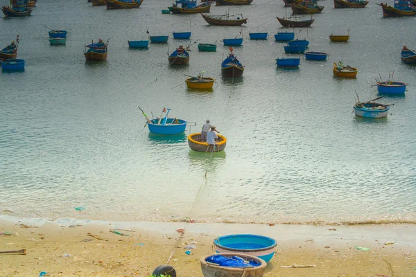 Viele Boote auf dem Meer, Angeln im Fischerdorf, mui ne, Vietnam — Stockfoto