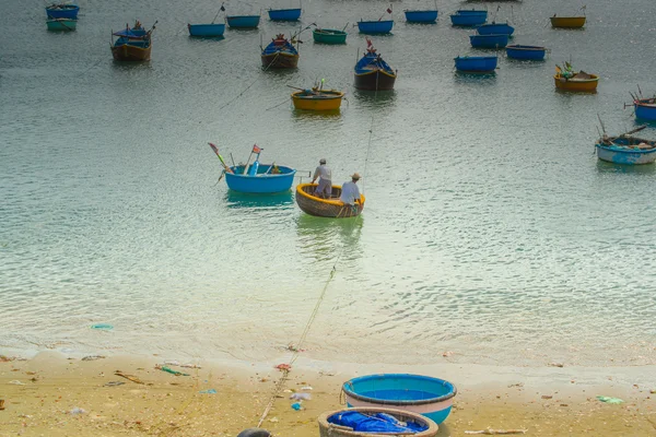 Muitos barcos no mar, pescando na vila de peixes, mui ne, vietnam — Fotografia de Stock