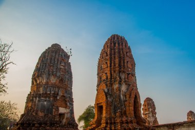 Eski saraylar mavi gökyüzü arka plan üzerinde. Ayutthaya Tayland. 