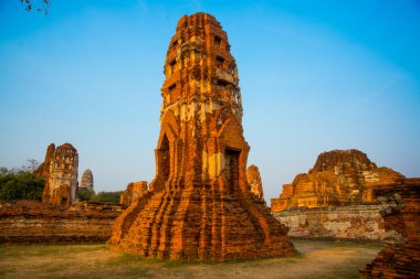 Eski saraylar mavi gökyüzü arka plan üzerinde. Ayutthaya Tayland. 