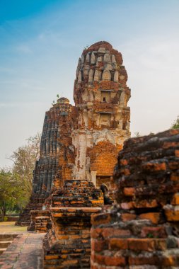 Eski saraylar mavi gökyüzü arka plan üzerinde. Ayutthaya Tayland. 