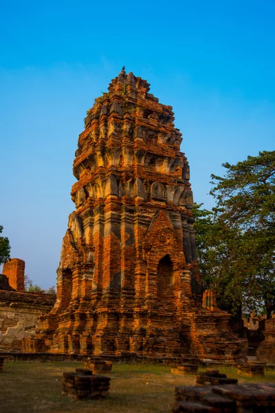 Palacios antiguos en el fondo al atardecer. Ayutthaya Tailandia . — Foto de Stock