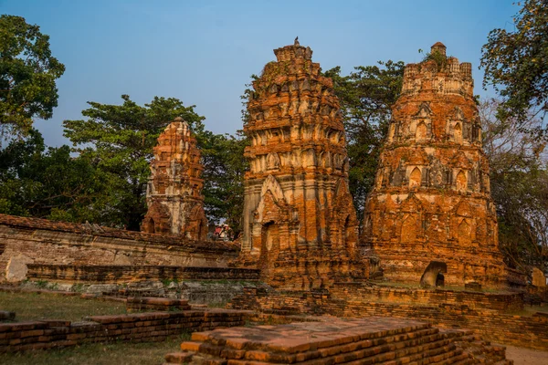 Palacios antiguos en el fondo del cielo azul. Ayutthaya Tailandia . — Foto de Stock