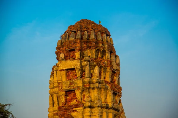 Starobylé paláce na pozadí modré oblohy. Ayutthaya Thajsko. — Stock fotografie