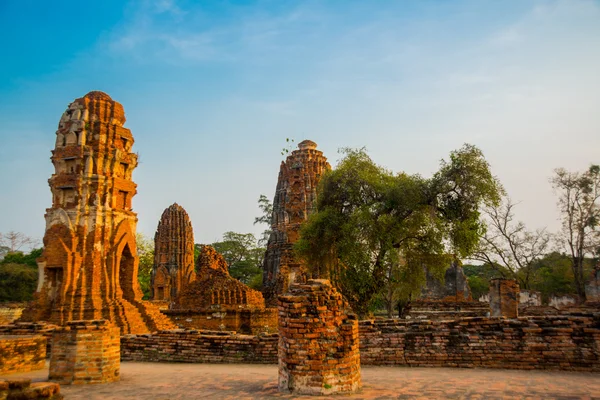 Anciens palais sur le fond du ciel bleu. Ayutthaya Thaïlande . — Photo