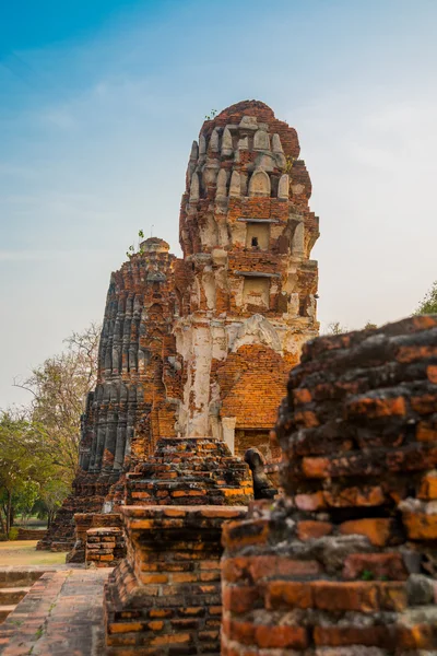 Ancient palaces on the background of blue sky. Ayutthaya Thailand. — Stock Photo, Image