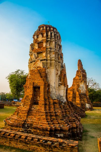 Starożytnych pałaców na tle błękitnego nieba. Tajlandia Ayutthaya. — Zdjęcie stockowe