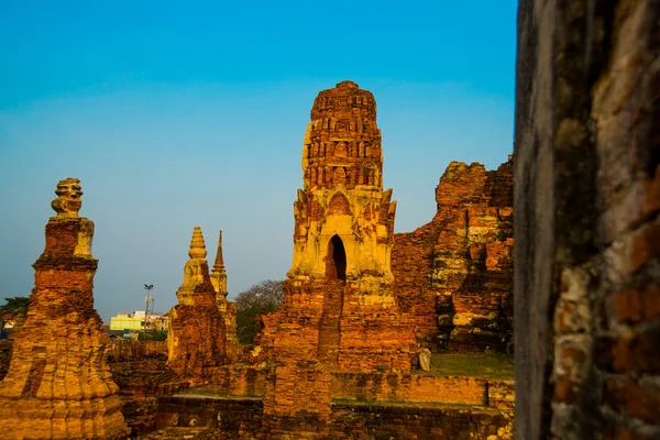 Palácios antigos no fundo do céu azul. Ayutthaya Tailândia . — Fotografia de Stock