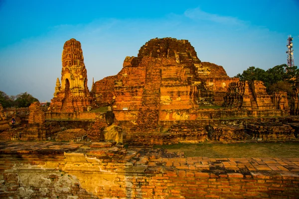 Ancient palaces on the background of blue sky. Ayutthaya Thailand. — Stock Photo, Image