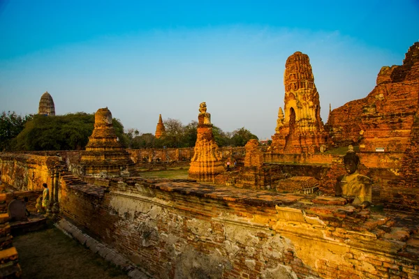 Anciens palais sur le fond du ciel bleu. Ayutthaya Thaïlande . — Photo