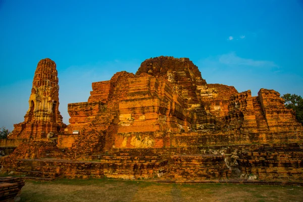 青空の背景に古代の宮殿。タイ アユタヤ. — ストック写真