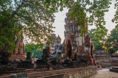 Gün batımında arka plan üzerinde eski saraylar. Ayutthaya Tayland. 