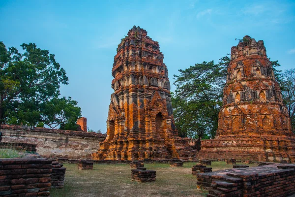 Starożytnych pałaców przed wieczornym niebie. Tajlandia Ayutthaya. — Zdjęcie stockowe