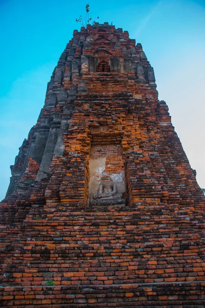 Antika palats mot kvällshimlen. Ayutthaya Thailand. — Stockfoto