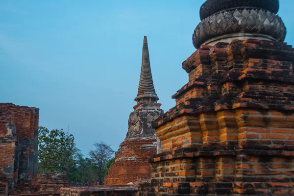 Starożytnych pałaców przed wieczornym niebie. Tajlandia Ayutthaya. — Zdjęcie stockowe