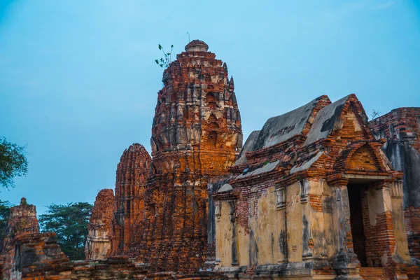 Antika palats mot kvällshimlen. Ayutthaya Thailand. — Stockfoto