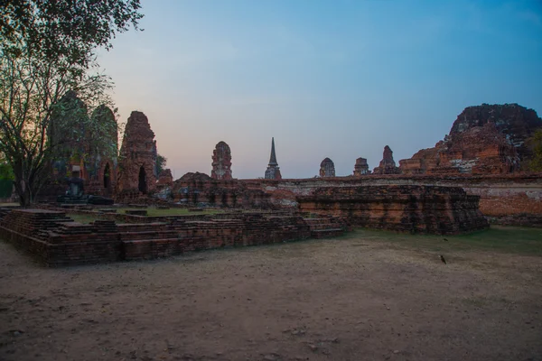 Antiguos palacios contra el cielo nocturno. Ayutthaya Tailandia . — Foto de Stock