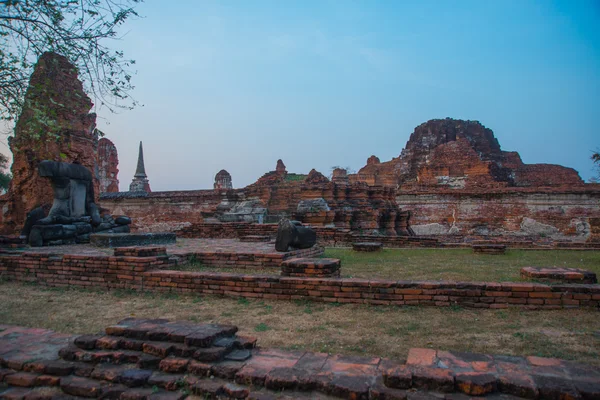 Antiguos palacios contra el cielo nocturno. Ayutthaya Tailandia . — Foto de Stock