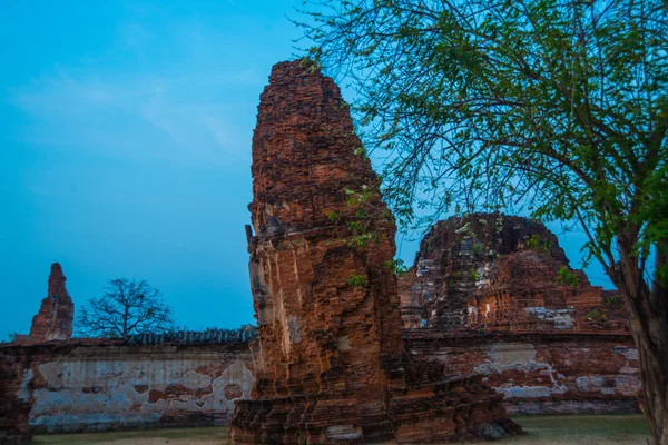 Eski saraylar akşam gökyüzü karşı. Ayutthaya Tayland. — Stok fotoğraf