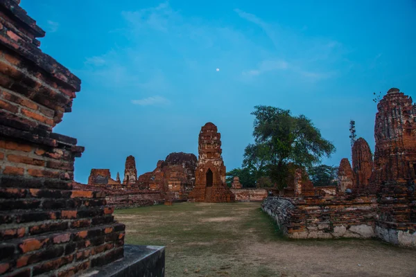 Palácios antigos contra o céu da noite. Ayutthaya Tailândia . — Fotografia de Stock