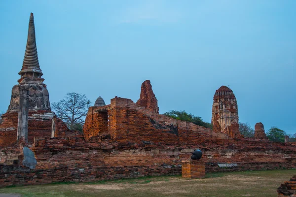 Palácios antigos contra o céu da noite. Ayutthaya Tailândia . — Fotografia de Stock