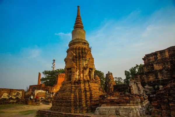 Starożytnych pałaców na tle błękitnego nieba. Tajlandia Ayutthaya. — Zdjęcie stockowe