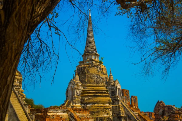 Palacios antiguos en el fondo del cielo azul. Ayutthaya Tailandia . — Foto de Stock