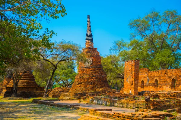 Antichi palazzi sullo sfondo del cielo blu. Ayutthaya Thailandia . — Foto Stock