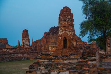 Eski saraylar akşam gökyüzü karşı. Ayutthaya Tayland. 