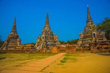 Eski saraylar mavi gökyüzü arka plan üzerinde. Ayutthaya Tayland. 