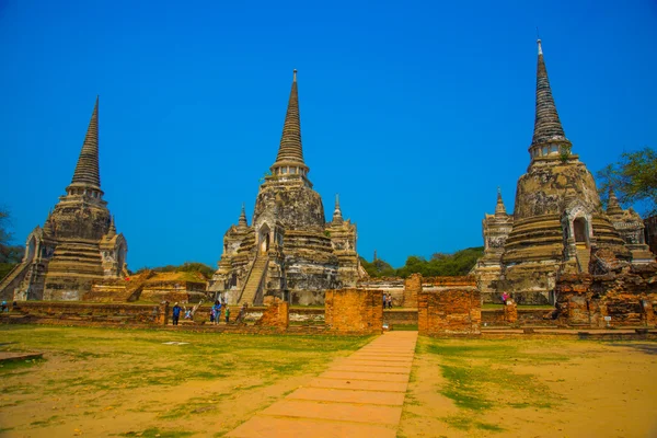 Starobylé paláce na pozadí modré oblohy. Ayutthaya Thajsko. — Stock fotografie