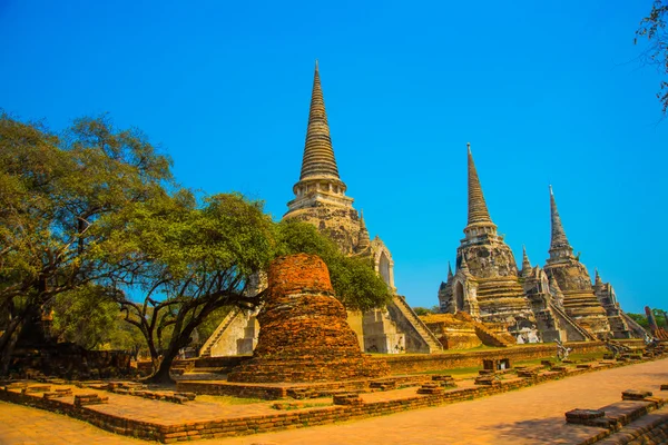 Ancient palaces on the background of blue sky. Ayutthaya Thailand. — Stock Photo, Image