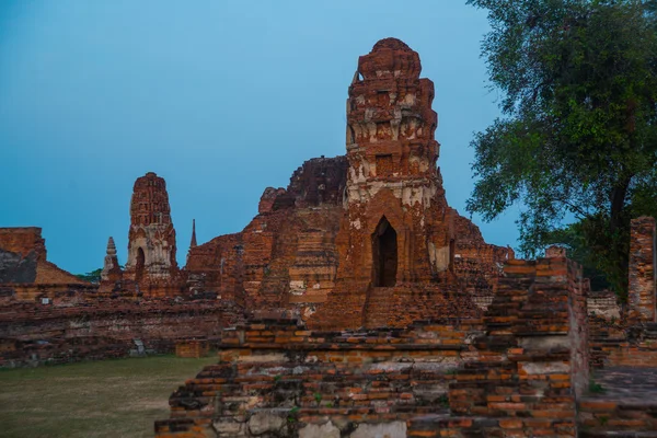 Αρχαίων παλατιών ενάντια στον ουρανό το βράδυ. Ταϊλάνδη Αγιουτάγια. — Φωτογραφία Αρχείου