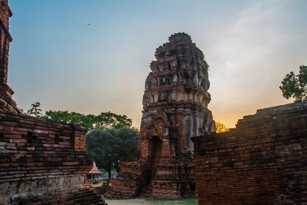 Palácios antigos no fundo ao pôr-do-sol. Ayutthaya Tailândia . — Fotografia de Stock