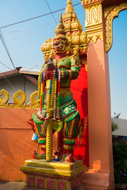 Çok renkli heykel bir savaşçı bir Budist tapınağı'nda kırmızı bir yüz ile bir kılıçla. Nakhon Ratchasima. Tayland.