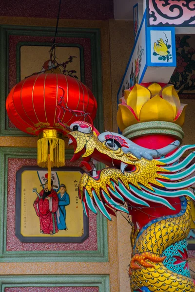 The statue of a dragon on a pole. Chinese red lantern.Chinese temple. — Stock Photo, Image