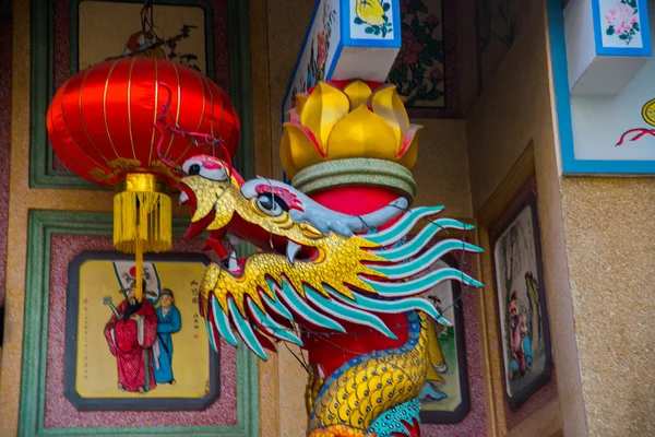 The statue of a dragon on a pole. Chinese red lantern.Chinese temple. — Stock Photo, Image