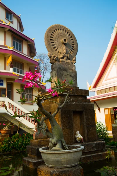Escultura en un templo Buddhist la ciudad de Nakhon Ratchasima. Tailandia . — Foto de Stock