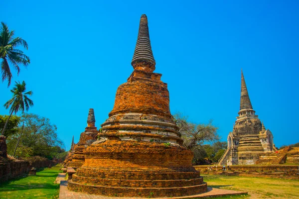 Starożytnych pałaców na tle błękitnego nieba. Tajlandia Ayutthaya. — Zdjęcie stockowe
