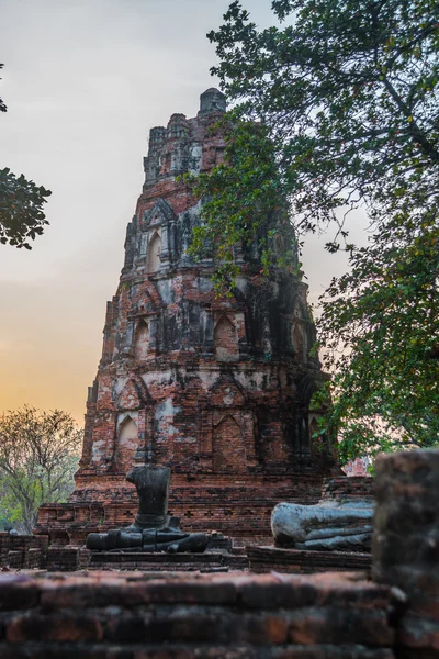 Antike Paläste gegen den Abendhimmel. Ayutthaya thailand. — Stockfoto