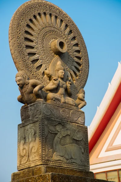 Escultura em um templo budista a cidade de Nakhon Ratchasima. Tailândia . — Fotografia de Stock