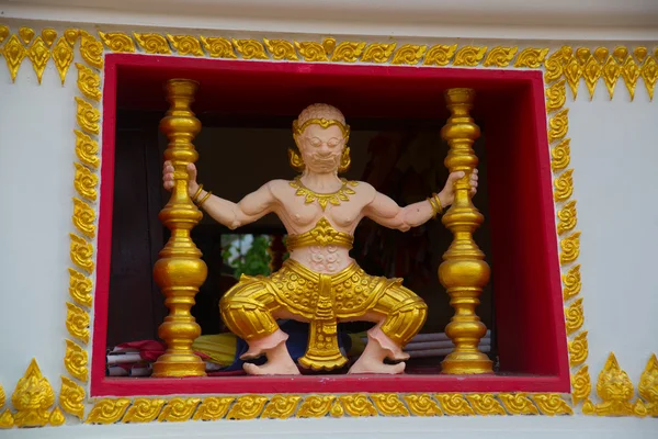 Escultura en un templo Buddhista.El complejo del templo de Phra Narai la ciudad de Nakhon Ratchasima. Tailandia . — Foto de Stock